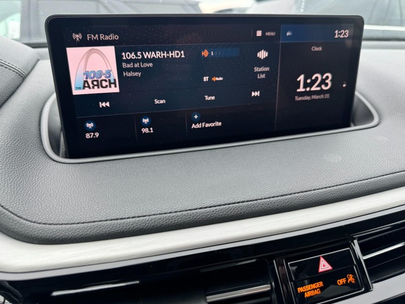 Acura MDX Vehicle Full-screen Gallery Image 16