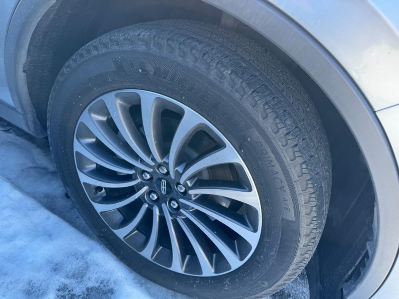 Lincoln Aviator Vehicle Full-screen Gallery Image 04