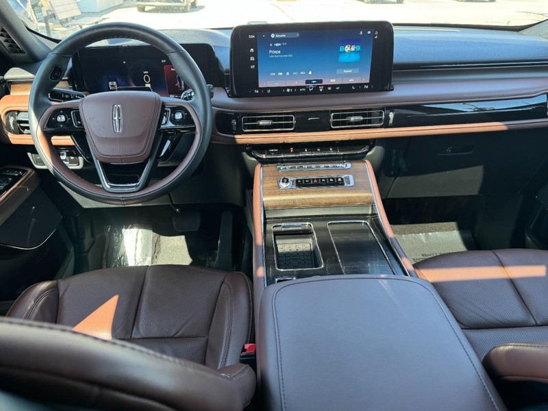 Lincoln Aviator Vehicle Full-screen Gallery Image 09