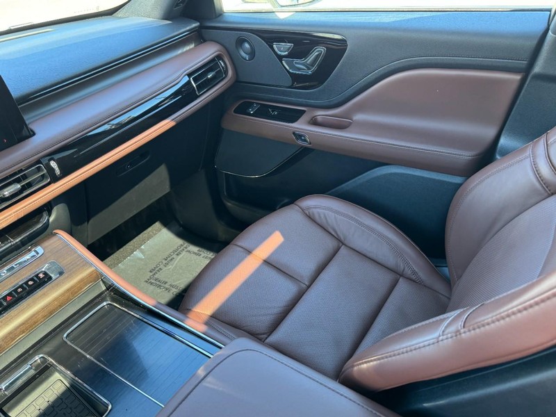 Lincoln Aviator Vehicle Full-screen Gallery Image 11