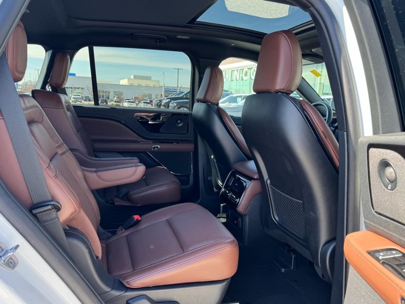 Lincoln Aviator Vehicle Full-screen Gallery Image 13