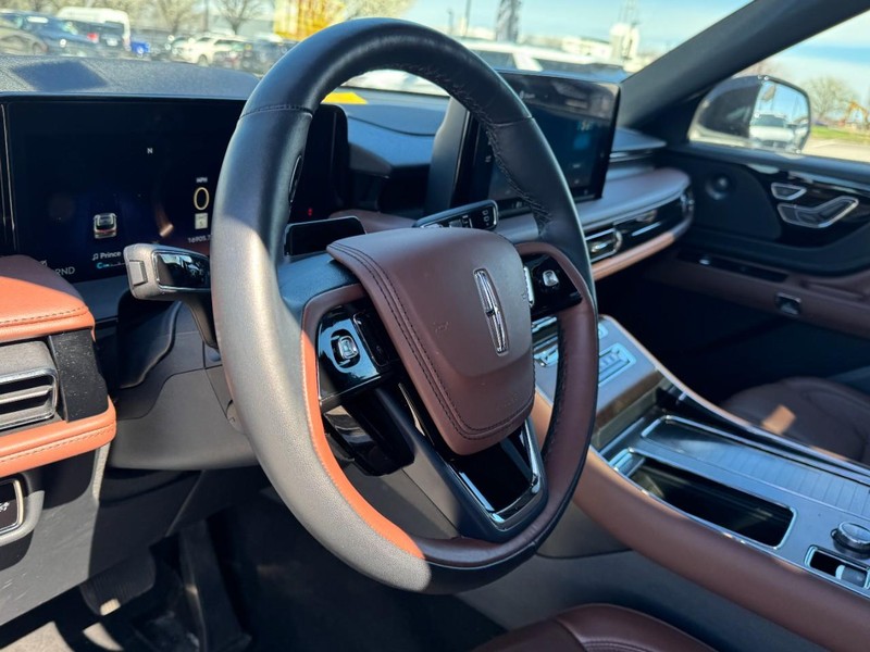 Lincoln Aviator Vehicle Full-screen Gallery Image 15