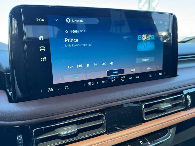 Lincoln Aviator Vehicle Full-screen Gallery Image 16