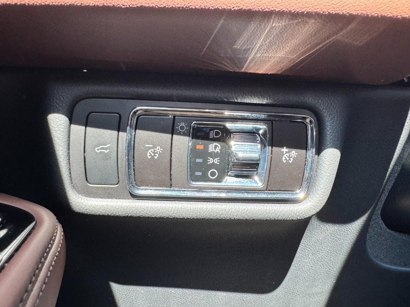 Lincoln Aviator Vehicle Full-screen Gallery Image 22