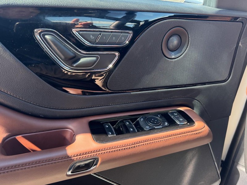 Lincoln Aviator Vehicle Full-screen Gallery Image 25