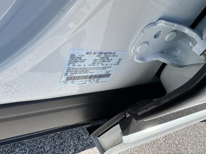 Lincoln Aviator Vehicle Full-screen Gallery Image 28