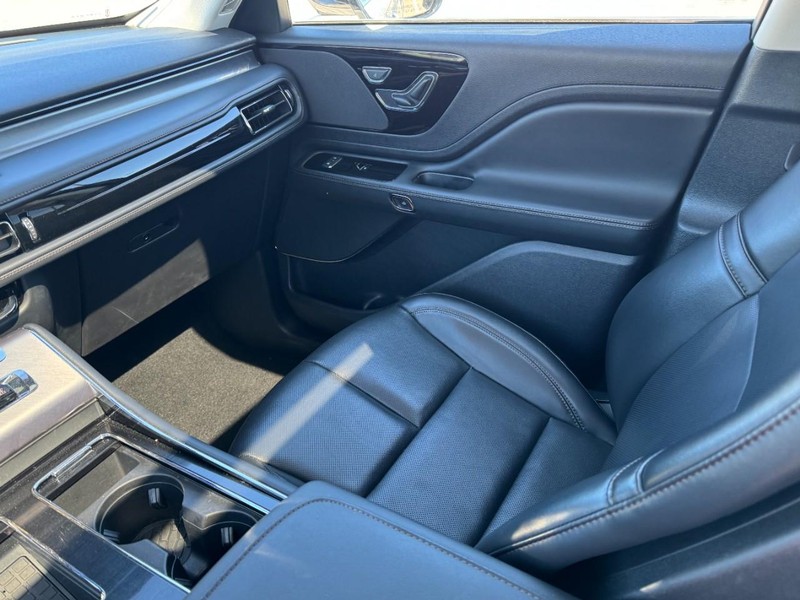 Lincoln Aviator Vehicle Full-screen Gallery Image 11