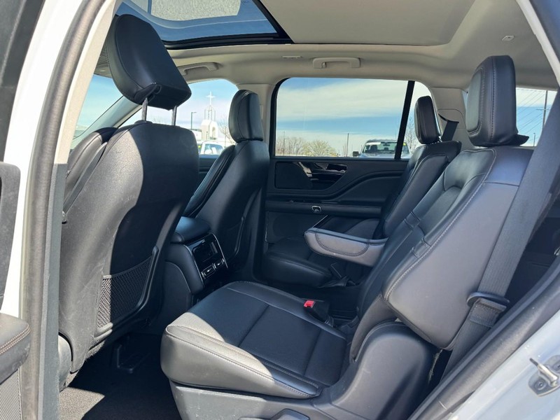 Lincoln Aviator Vehicle Full-screen Gallery Image 12