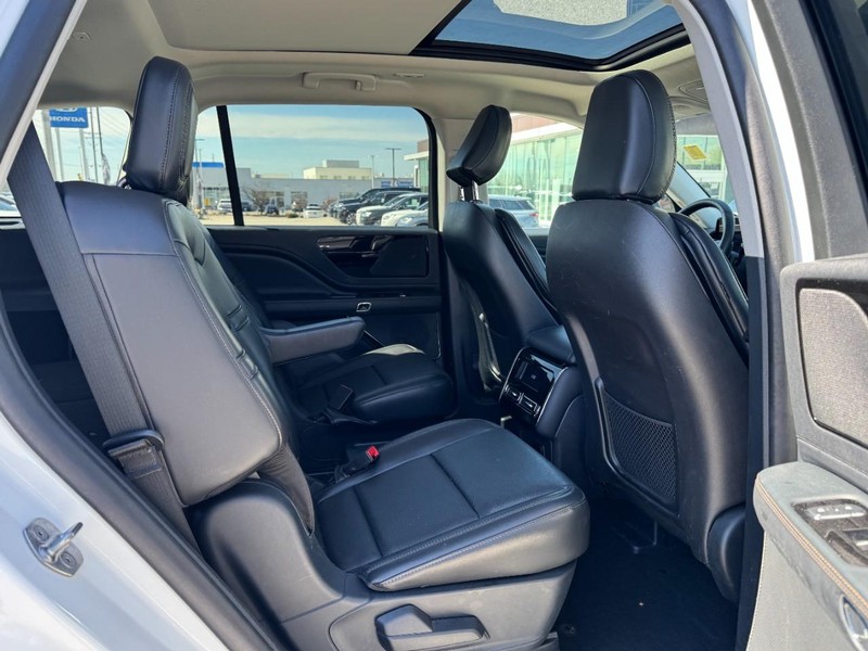 Lincoln Aviator Vehicle Full-screen Gallery Image 13