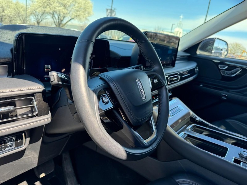 Lincoln Aviator Vehicle Full-screen Gallery Image 15