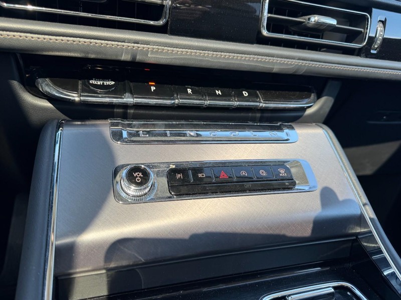 Lincoln Aviator Vehicle Full-screen Gallery Image 17