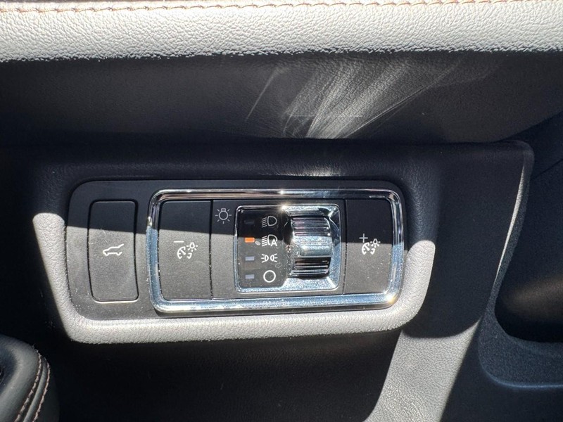 Lincoln Aviator Vehicle Full-screen Gallery Image 22