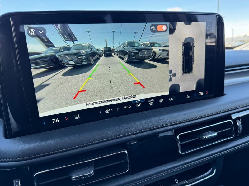 Lincoln Aviator Vehicle Full-screen Gallery Image 24