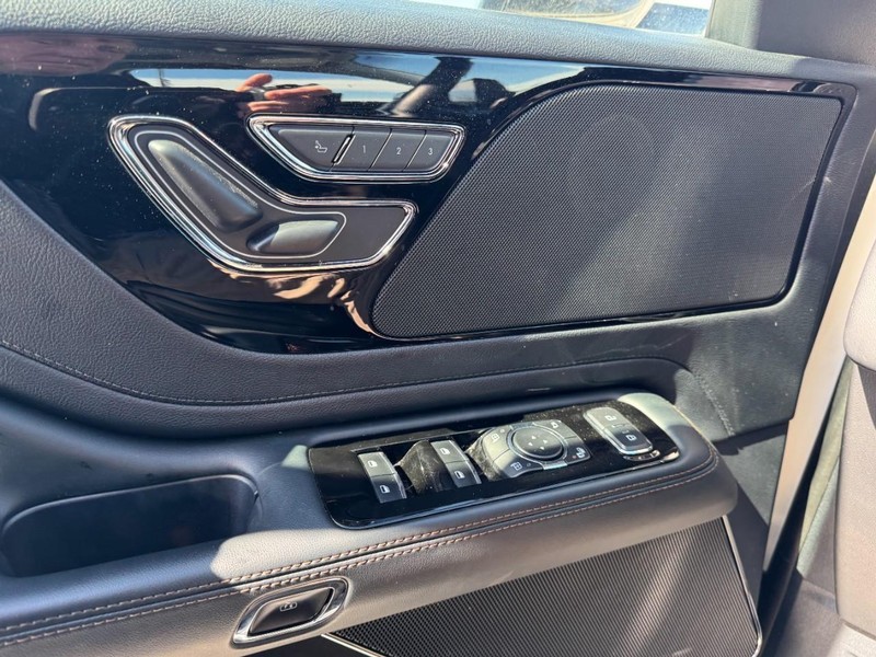 Lincoln Aviator Vehicle Full-screen Gallery Image 25