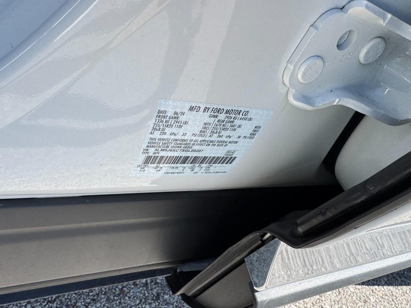 Lincoln Aviator Vehicle Full-screen Gallery Image 28