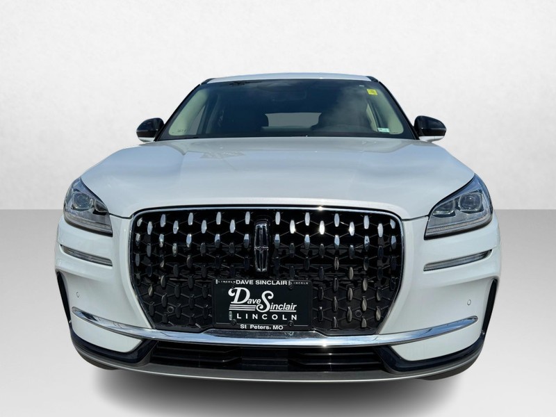 Lincoln Corsair Vehicle Full-screen Gallery Image 02