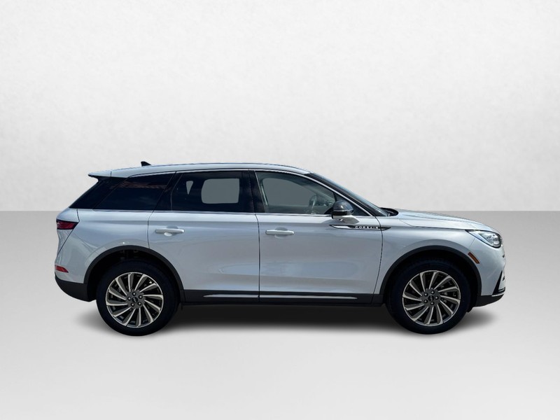 Lincoln Corsair Vehicle Full-screen Gallery Image 04