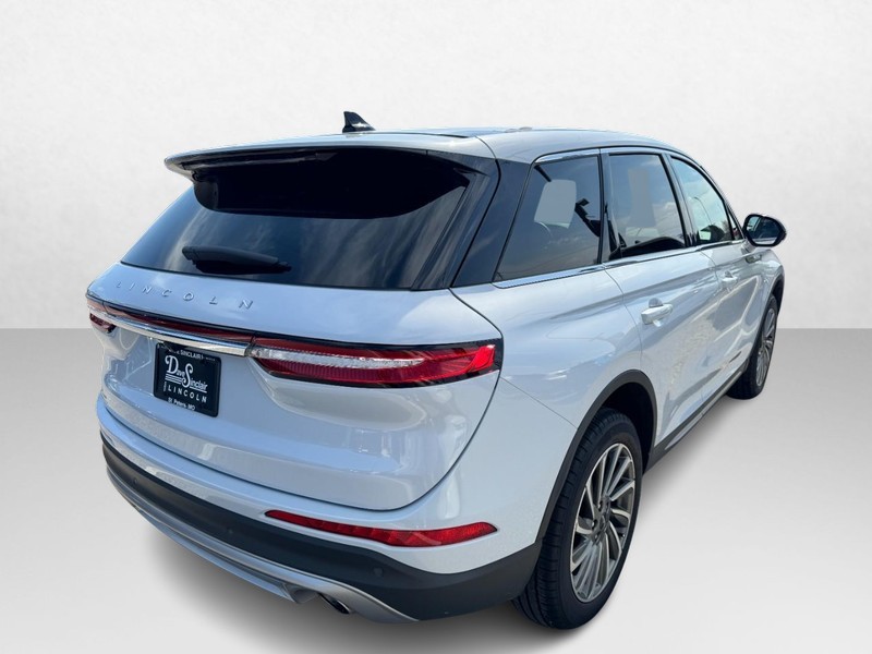 Lincoln Corsair Vehicle Full-screen Gallery Image 05