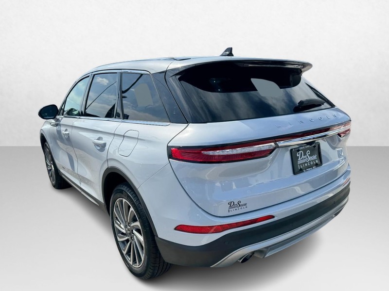 Lincoln Corsair Vehicle Full-screen Gallery Image 07