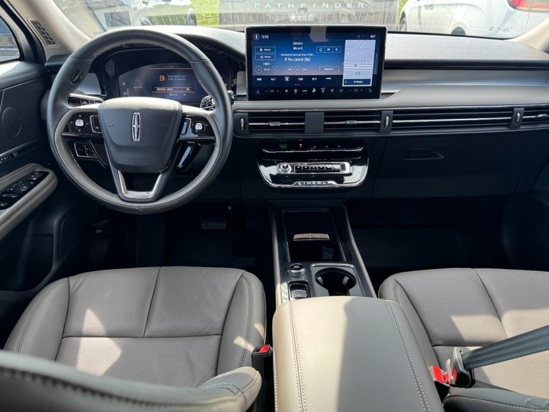 Lincoln Corsair Vehicle Full-screen Gallery Image 09