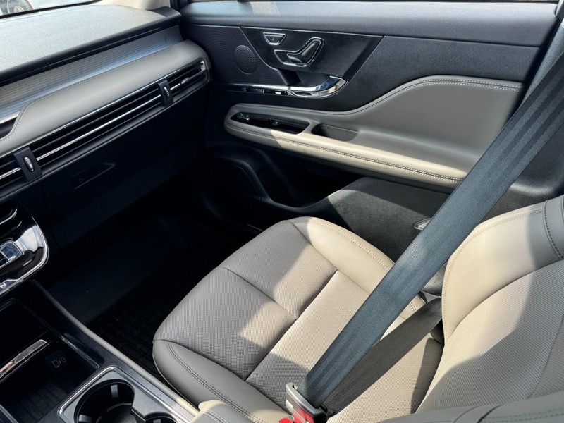 Lincoln Corsair Vehicle Full-screen Gallery Image 11