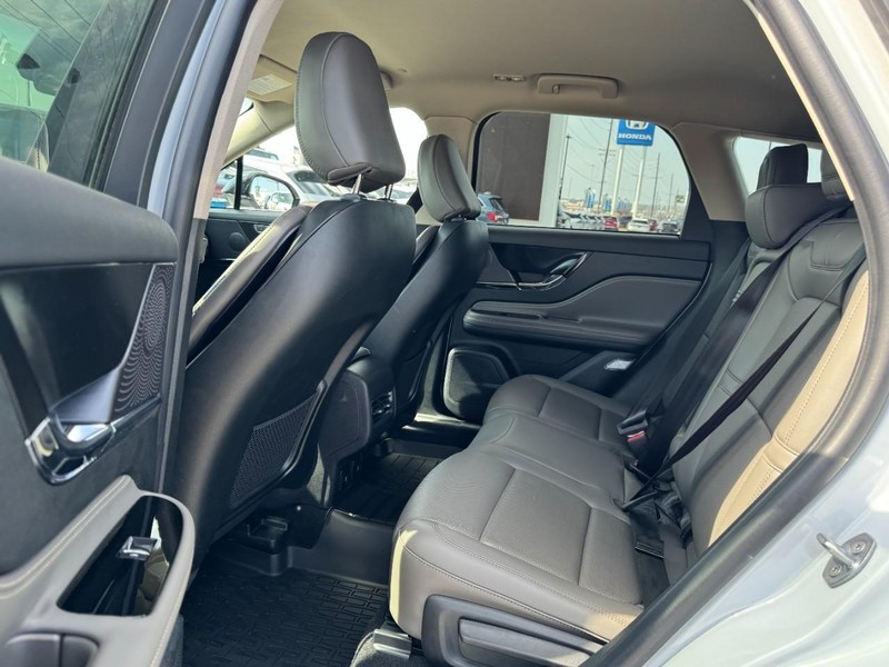 Lincoln Corsair Vehicle Full-screen Gallery Image 12