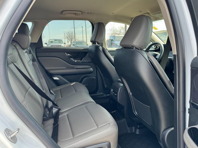 Lincoln Corsair Vehicle Full-screen Gallery Image 13