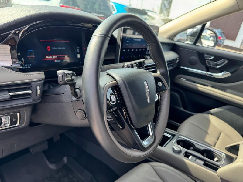 Lincoln Corsair Vehicle Full-screen Gallery Image 15