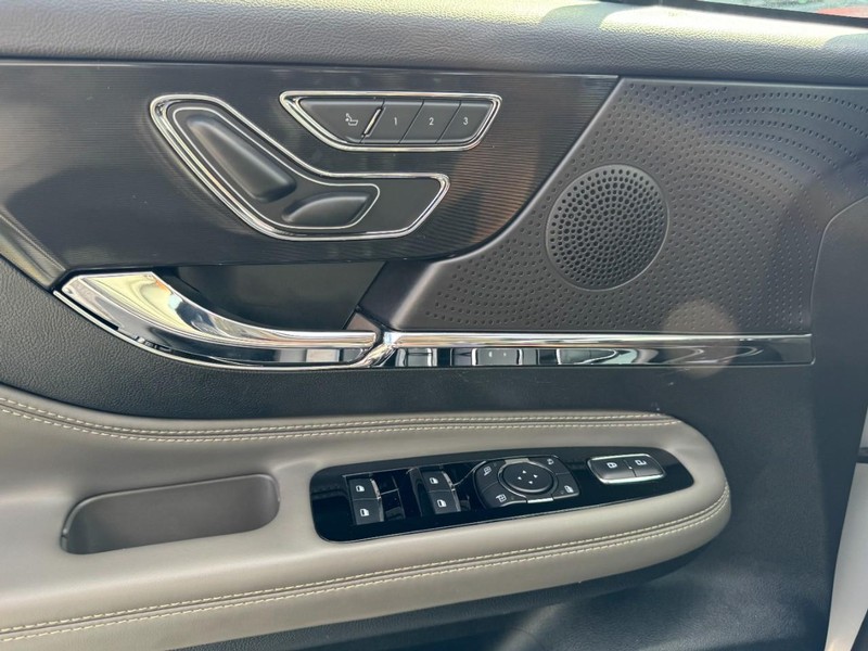 Lincoln Corsair Vehicle Full-screen Gallery Image 25