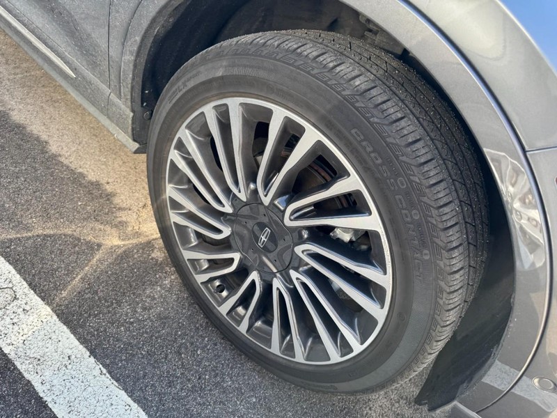 Lincoln Corsair Vehicle Full-screen Gallery Image 04