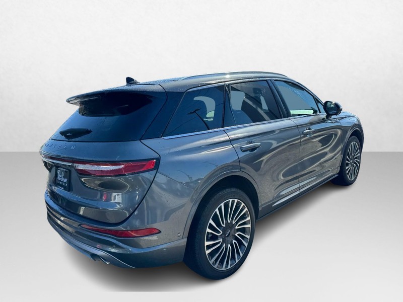 Lincoln Corsair Vehicle Full-screen Gallery Image 05