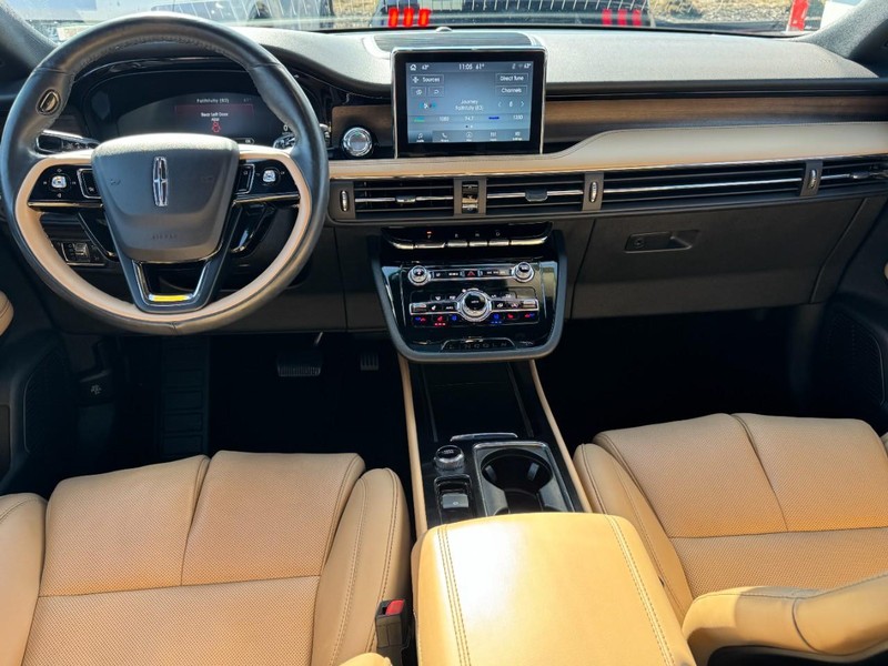 Lincoln Corsair Vehicle Full-screen Gallery Image 09