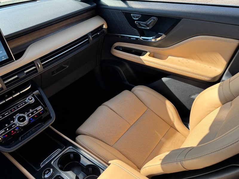 Lincoln Corsair Vehicle Full-screen Gallery Image 11