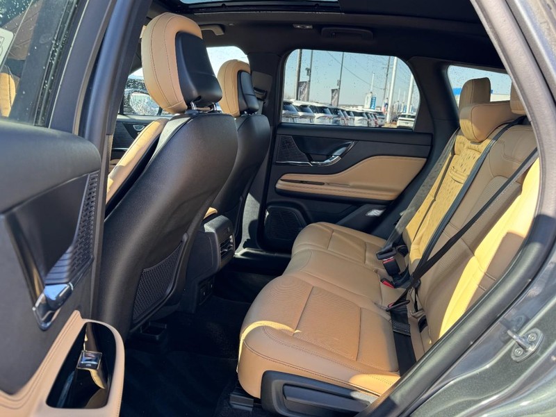 Lincoln Corsair Vehicle Full-screen Gallery Image 12