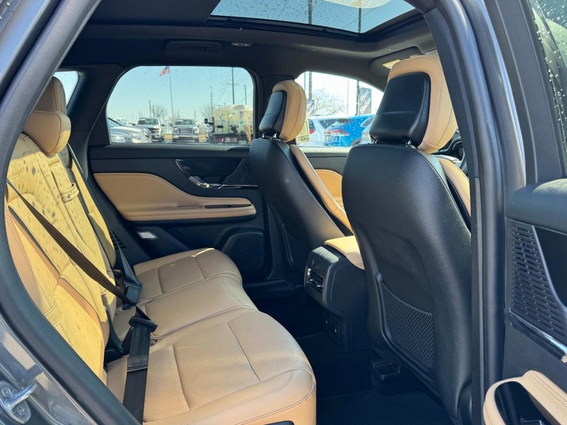 Lincoln Corsair Vehicle Full-screen Gallery Image 13