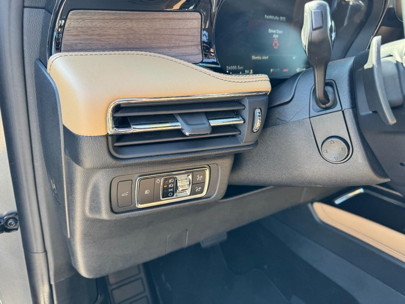 Lincoln Corsair Vehicle Full-screen Gallery Image 14