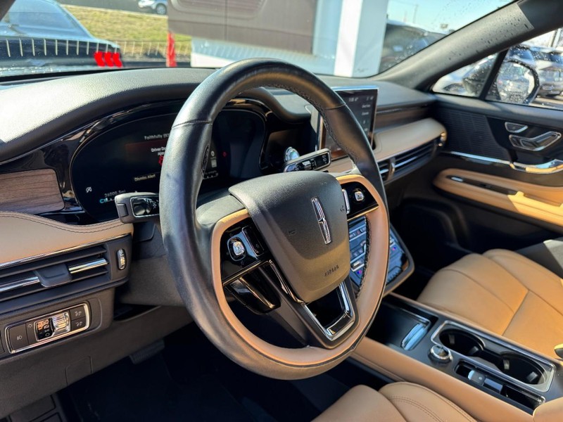 Lincoln Corsair Vehicle Full-screen Gallery Image 15