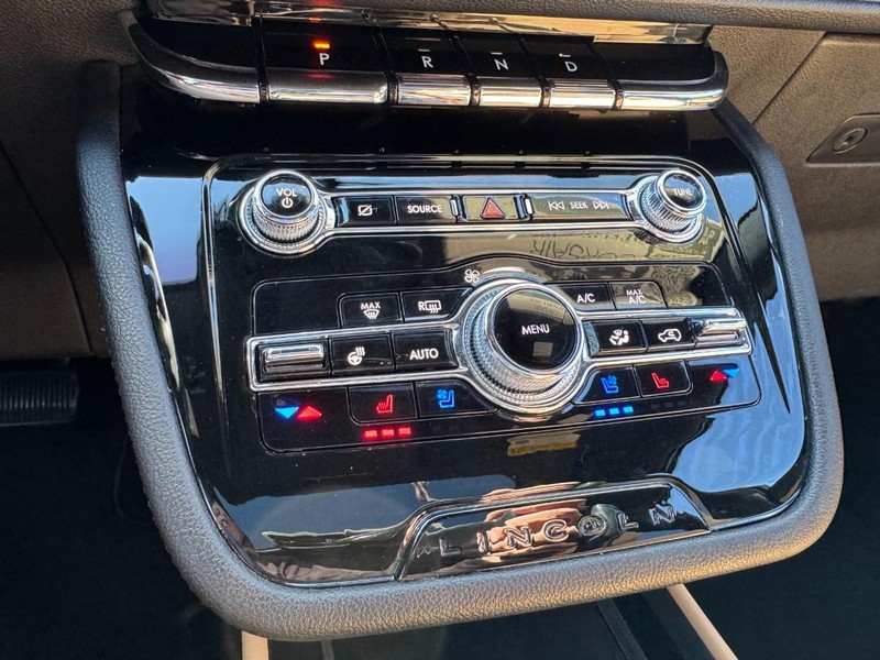 Lincoln Corsair Vehicle Full-screen Gallery Image 17