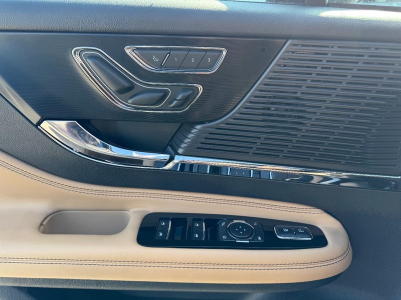 Lincoln Corsair Vehicle Full-screen Gallery Image 25