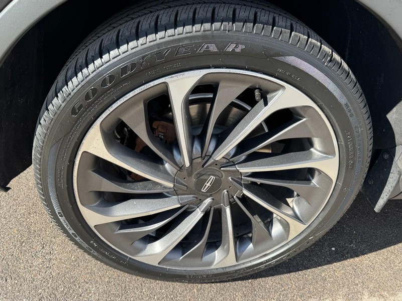 Lincoln Aviator Vehicle Full-screen Gallery Image 04