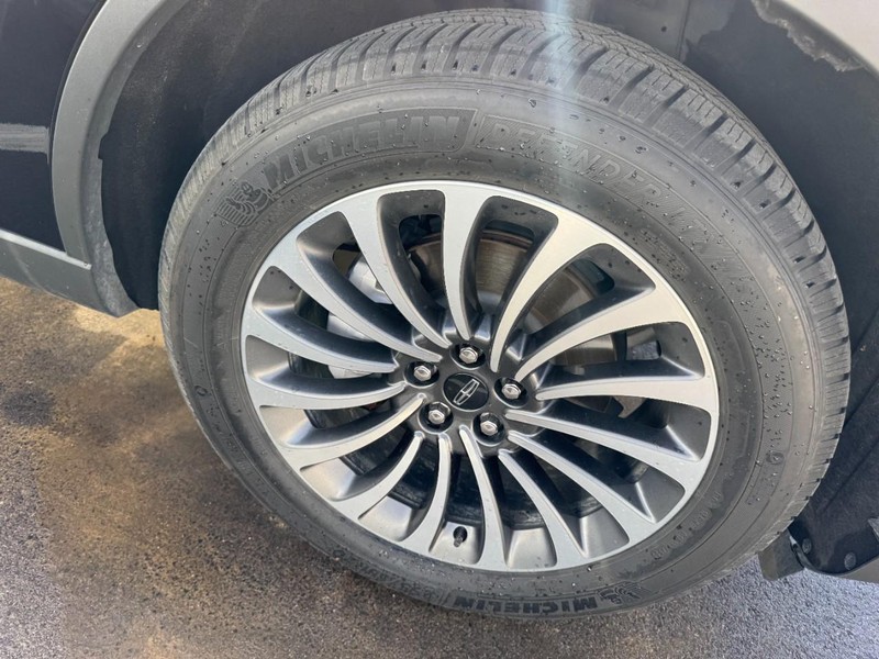 Lincoln Aviator Vehicle Full-screen Gallery Image 04