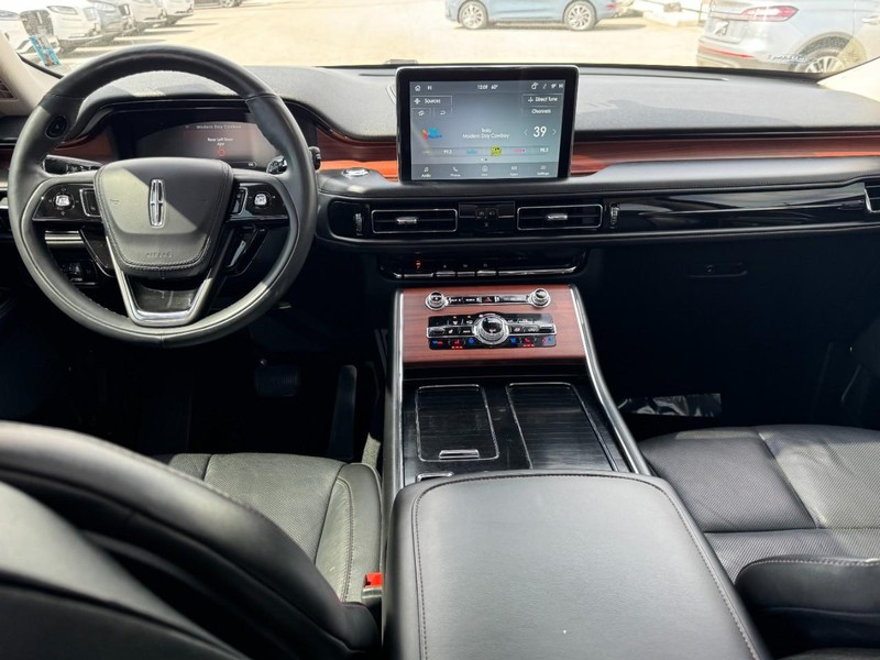 Lincoln Aviator Vehicle Full-screen Gallery Image 09