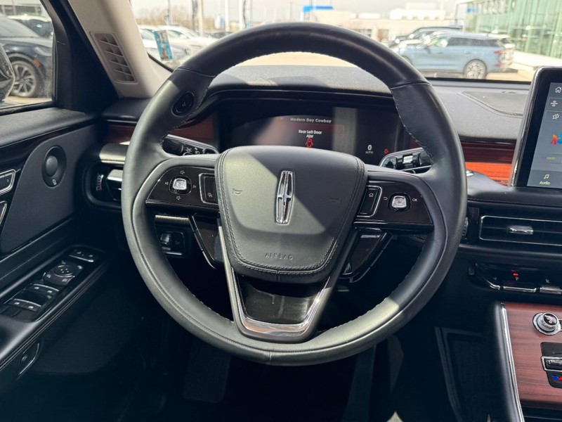 Lincoln Aviator Vehicle Full-screen Gallery Image 10