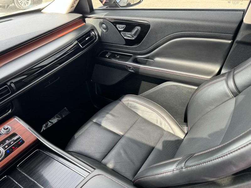 Lincoln Aviator Vehicle Full-screen Gallery Image 11