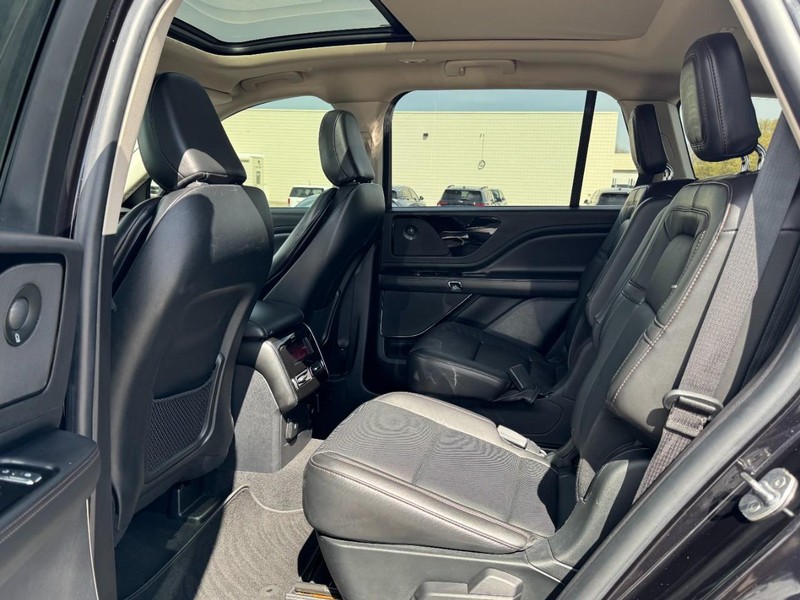 Lincoln Aviator Vehicle Full-screen Gallery Image 12