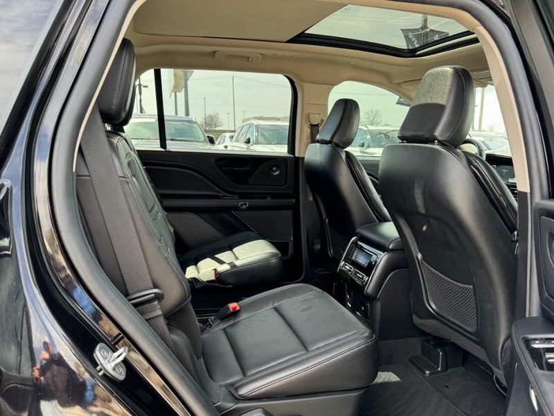 Lincoln Aviator Vehicle Full-screen Gallery Image 13