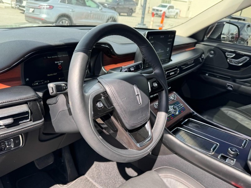 Lincoln Aviator Vehicle Full-screen Gallery Image 15