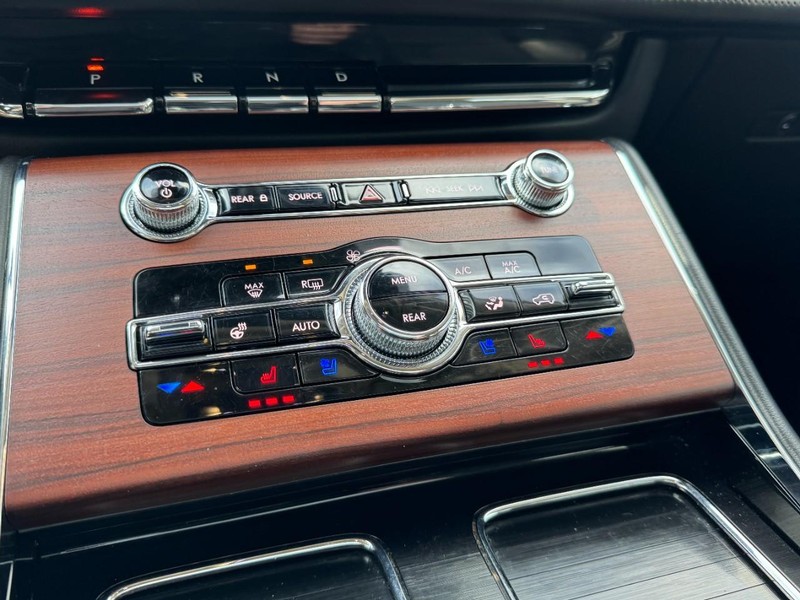 Lincoln Aviator Vehicle Full-screen Gallery Image 17