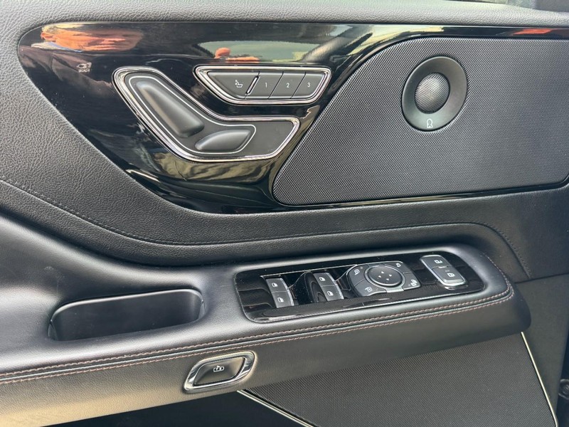 Lincoln Aviator Vehicle Full-screen Gallery Image 25