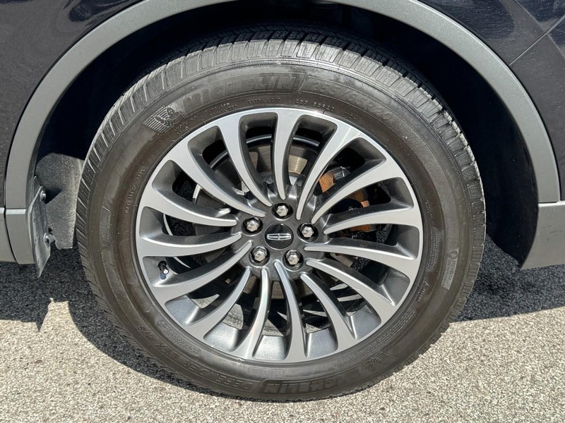 Lincoln Aviator Vehicle Full-screen Gallery Image 27